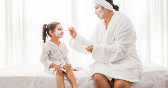 علمى طفلتك الاهتمام ببشرتها من بدرى.. 5 وصفات آمنة على بشرة الأطفال