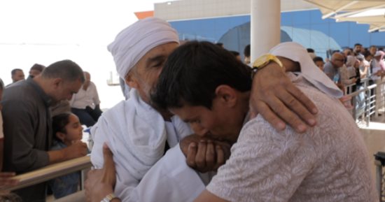 أحضان وقبلات فى استقبال الحجاج.. وصول آخر أفواج حج القرعة للقاهرة (صور)