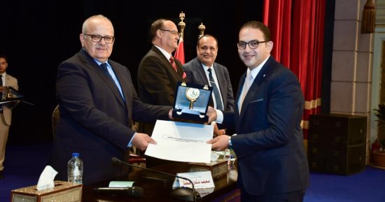 الخشت يكرم الزميل محمد صبحى لجهوده المتميزة فى نشر السياسات الجديدة للجامعة
