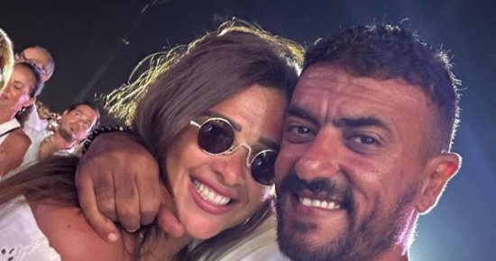 ياسمين عبد العزيز تمازح جمهورها بصورة مع أحمد العوضى: ما بيضحك أهو