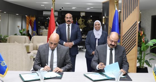 محافظ أسوان يشهد توقيع بروتوكول ميكنة قطاعات وإدارات مياه الشرب