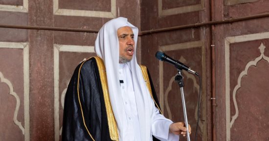 الأمين العام لرابطة العالم الإسلامي يُلقي خطبة الجمعة ويؤم المصلين في الجامع الكبير في نيودلهي