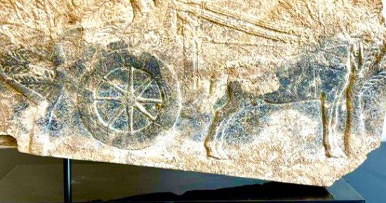 الخارجية العراقية تتسلم قطعة أثرية آشورية من سويسرا