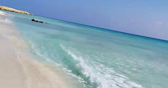 "شرم اللولى" أجمل شواطئ الدنيا بمرسى علم.. صنف ضمن أفضل 20 شاطئا فى العالم.. يقع داخل نطاق محمية وادى الجمال ووصف بأنه قطعة من الجنة.. ويصل إليه مئات السائحين يوميا للاستمتاع بالمياه الفيروزية والرمال البيضاء
