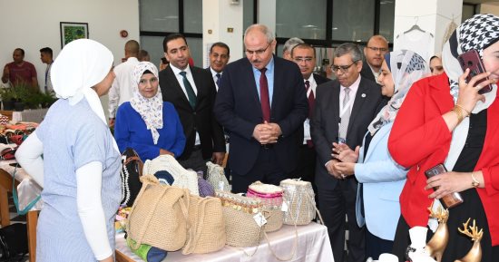 رئيس جامعة القناة يفتتح معرض "تراثنا" بمشاركة العارضين من سوريا والصين