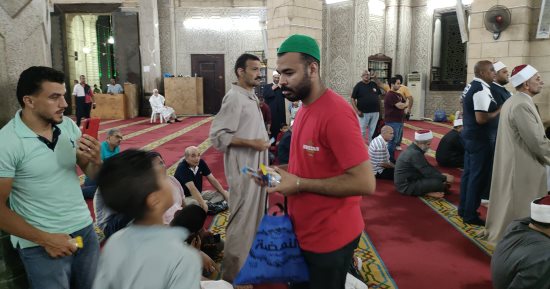 توزيع حلوى بمسجد المرسى أبو العباس بالإسكندرية احتفالا بالعام الهجرى.. صور