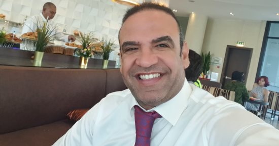 رئيس لجنة المعارض بالناشرين المصريين: التطبيقات تؤثر على بيع الكتاب الورقى