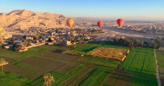 سماء الأقصر تشهد خروج 650 سائحا على متن 28 رحلة بالون طائر.. صور