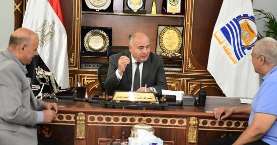 محافظ قنا يستقبل 85 مواطنا بمكتبه لبحث طلباتهم