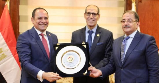 الوطنية للانتخابات تهدى رئيس النيابة الإدارية درع الهيئة التذكارى.. صور