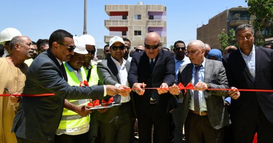 محافظ قنا يفتتح التشغيل التجريبي لمحطة رفع الصرف الصحي بقرية القناوية 