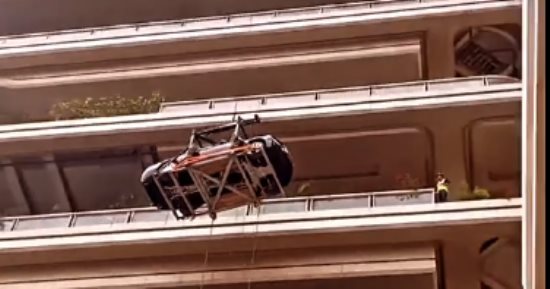 ملياردير صينى يضع سيارته فى شرفة شقته بالطابق الـ 44.. فيديو