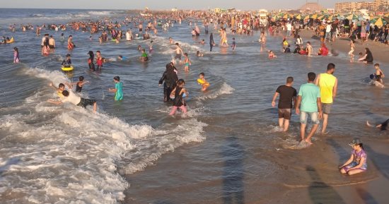 إقبال على شواطئ بلطيم وحمامات السباحة هروبا من حرارة الطقس فى كفر الشيخ