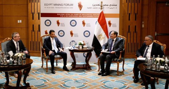 وزير البترول يبحث مع شركة كندية مشروعاتها للبحث عن الذهب فى صحراء مصر الشرقية