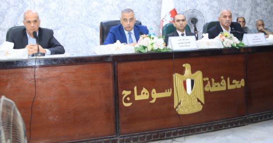 محافظ سوهاج يبحث موقف مشروعات المرحلة الأولى من مبادرة "حياة كريمة" 