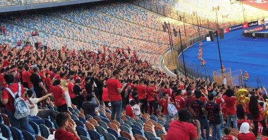 جمهور الأهلي يهتف للاعبي الفريق وإمام عاشور في استاد القاهرة قبل مباراة الحدود