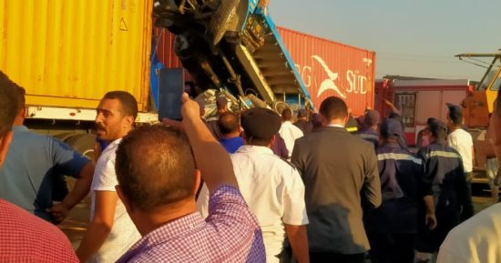 مصرع 3 وإصابة 2.. تفاصيل حادث تصادم مروع بين سيارتين نقل وميكروباص بالشرقية