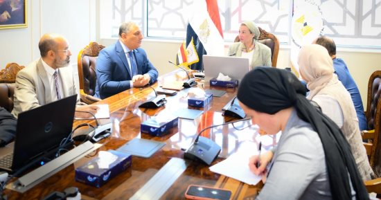 وزيرة البيئة تناقش الجانب البيئى لمشروع تطوير المجازر بالمحافظات