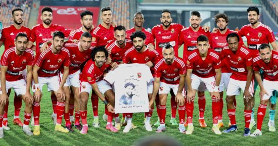 فى لفتة إنسانية.. لاعبو الأهلى يدعمون مروان عطية بعد وفاة والده (صور)