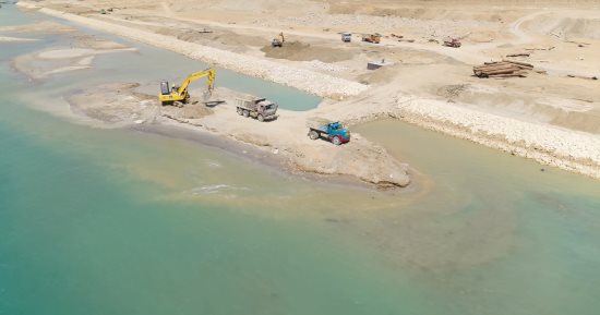 "القاهرة الإخبارية" تسلط الضوء على الإيرادات القياسية لقناة السويس الجديدة