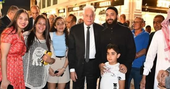 محافظ جنوب سيناء يتفقد الأنشطة التجارية بمنطقة مصر القديمة بشرم الشيخ 