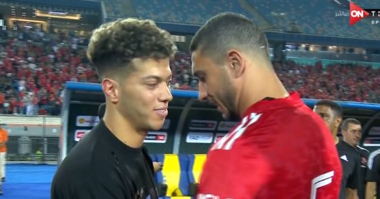 إمام عاشور يهنئ لاعبى الأهلى من أرض الملعب بعد التتويج بدرع الدورى.. فيديو