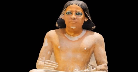 تمثال الكاتب الجالس منحوت بمهارة وصاحبه مازال مجهولا .. أين يعرض؟