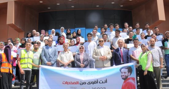 رئيس جامعة كفر الشيخ يكرم طلاب كلية العلوم بختام دورة تدريبية لمواجهة الإدمان