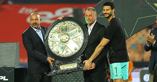 اتحاد الكرة يتسلم درع الدوري القديم من الأهلى نهاية الموسم المقبل