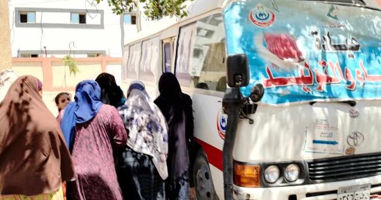 توقيع الكشف الطبى على 1699 حالة خلال قافلة علاجية بمغاغة فى المنيا
