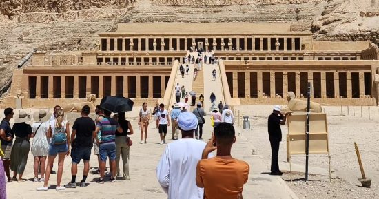 سياح أوروبا ودول شرق آسيا يستمتعون بزيارة معبد حتشبسوت بالأقصر.. صور