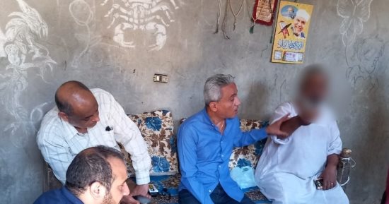 وكيل وزارة الصحة بقنا يتابع حالات المصابين بحمى الضنك داخل منازلهم بقوص