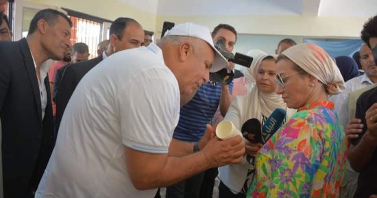 الوادى الجديد تستكمل تنفيذ مبادرة "الخارجة مدينة خالية من البلاستيك".. توفير الأكياس أحادية الاستخدام لتوزيعها على المواطنين وأصحاب المحال.. والمحافظ: بدء تنفيذ خطوط إنتاج لمنتجات بلاستيكية وملابس صديقة للبيئة