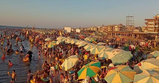 إقبال متزايد من رواد رأس البر على الشواطئ طوال اليوم.. صور
