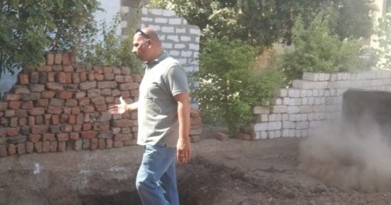 مجلس مدينة الأقصر يوقف بناء قواعد خرسانية ويزيل بناء مخالف بنجع الخطباء.. صور