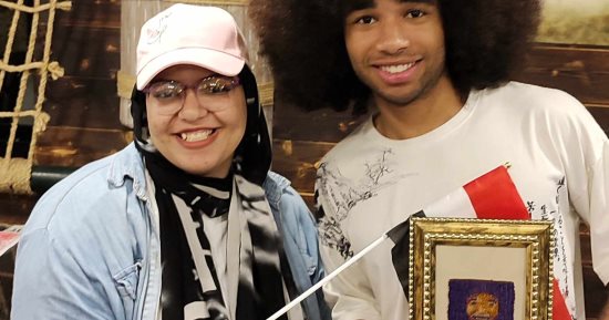 "ميرهان" بترسم المشاهير بنول الخرز الملون وعملت لوحة لنويل روبنسون هدية 
