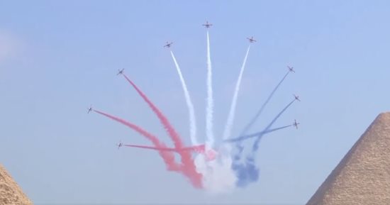 فريقا النجوم الفضية المصرى والفرسان الإماراتى يقدمان العرض الجوى بمهرجان العلمين