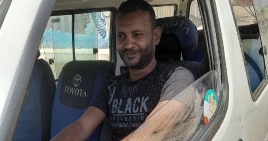 شهامة المصريين.. شاب يعثر على "شبكة عروس" ويعيدها لأصحابها فى أسوان