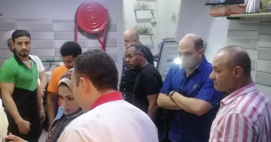حملة مفاجئة للتفتيش على محال الأطعمة والمأكولات بالإسماعيلية.. صور