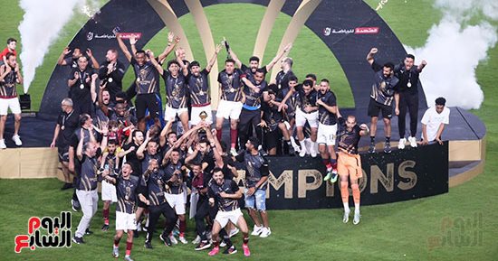 لحظة تتويج فريق سيراميكا بكأس الرابطة للمرة الأولى فى تاريخه.. فيديو