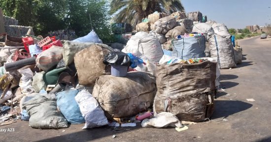 تحرير مخالفات لتاجر خردة ومواطن يربى أغناما بمنزله فى حملة بيئية بشوارع الأقصر
