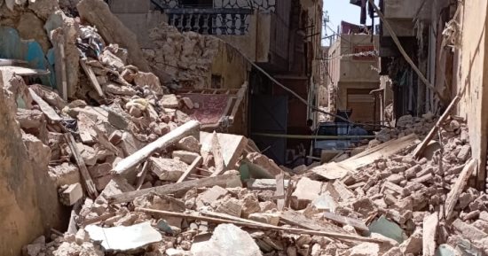 انهيار أجزاء من عقار قديم خال من السكان بحى الجمرك فى الإسكندرية
