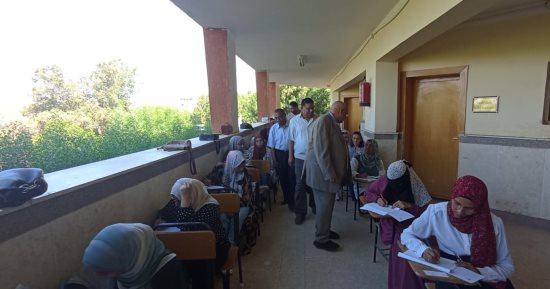رئيس جامعة الأقصر يتفقد امتحانات الدبلوم التربوى بكلية الآثار.. صور