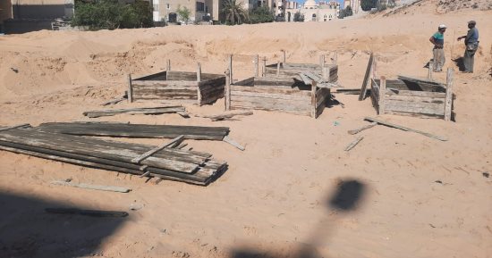 رصف شوارع جديدة وتسليم قطع أراضٍ بديلة لسكان منطقة توسعات الميناء بالعريش