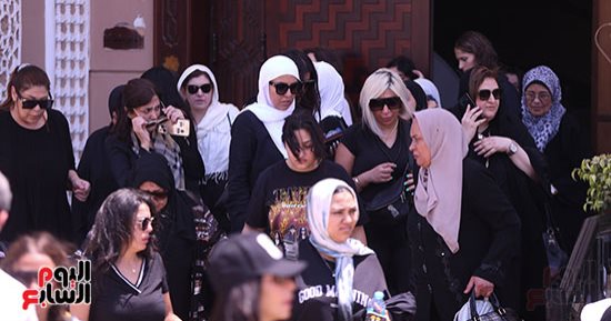 هشام ماجد وإيهاب فهمي وسليمان عيد في جنازة والد مى كساب