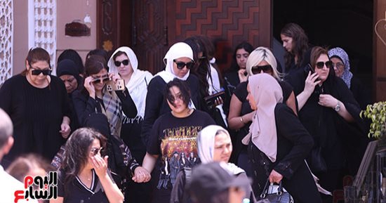 تشييع جثمان والد الفنانة مى كساب من مسجد الشرطة بحضور نجوم الفن