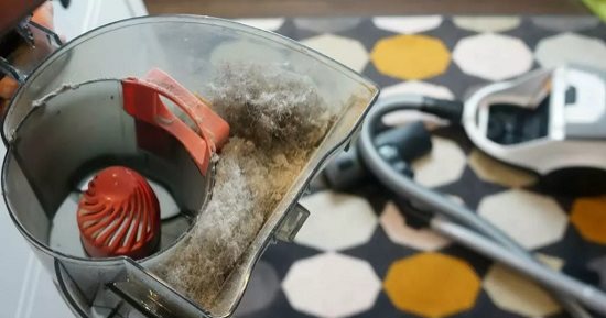 الطريقة الصحيحة لتنظيف كيس وفلتر المكنسة الكهربائية.. بلاش صابون