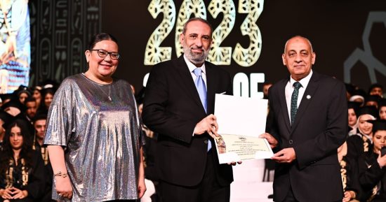 جامعة مصر للعلوم والتكنولوجيا تنظم حفلاً مبهرا لتخريج دفعة جديدة من كلية "الآثار والإرشاد السياحى".. صور