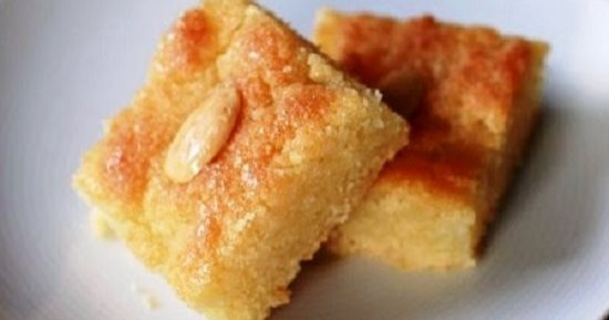 طريقة عمل.. صينية البسبوسة باللوز والسكر