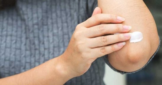 3 وصفات طبيعية للتخلص من اسمرار منطقة الكوع والركبتين.. الحل في صودا الخبز
